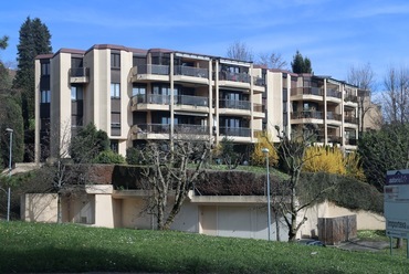 Társasház, Belmont-sur-Lausanne, Svájc, Guth Ferenc, 1991–92. Szintenként négy lakás található az épületben, melyek két lépcsőházon át közelíthetők meg. Az északi traktusban találhatók a hálószobák, a déliben a nappali, konyha és az erkélyek.  