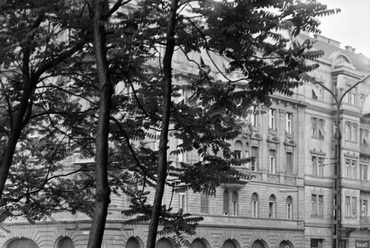 Szent Gellért tér, a Gellért Szálló terasza. Szemben jobbra a Bartók Béla út, 1963. Forrás: Fortepan / Barbjerik Ferenc