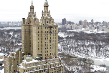 New York, The San Remo a behavazott Central parkkal, tervező: Emery Roth (Wikipedia)