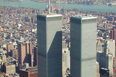 New York, World Trade Center 1990 körül, tervező: Minoru Yamasaki és Emery Roth & Sons (képeslap)