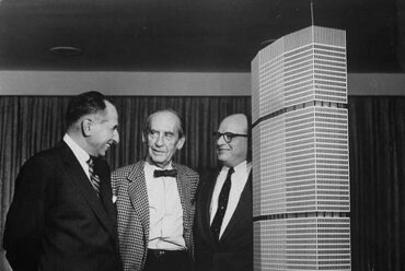 Erwin Wolfson (beruházó), Walter Gropius (tervező) és Richard Roth (tervező) a Pan Am Building makettje előtt 1959-ben (Andreas Feininger felvétele)