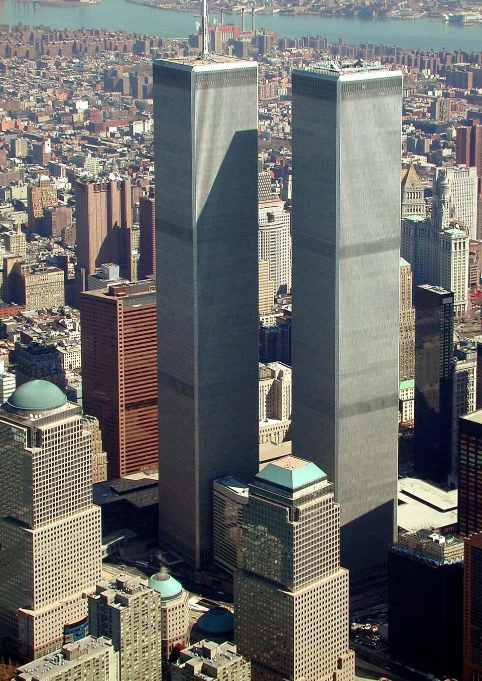 New York, World Trade Center 1990 körül, tervező: Minoru Yamasaki és Emery Roth & Sons (képeslap)