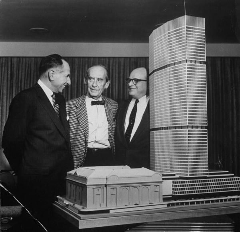 Erwin Wolfson (beruházó), Walter Gropius (tervező) és Richard Roth (tervező) a Pan Am Building makettje előtt 1959-ben (Andreas Feininger felvétele)