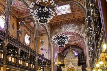 Budapest, Dohány utcai zsinagóga, tervező (belső szentély, díszítés, csillárok, belső ornamentika): Feszl Frigyes (a szerző felvétele)