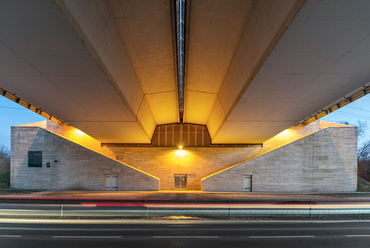 A vasbeton hídszakaszok és a pilonok egyaránt nagy szilárdságú, C40/50 betonból készültek.
