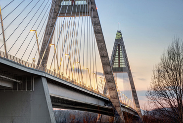 A dunai medernyílás legnagyobb fesztávolsága kereken 300 méter. Ezzel a Pentele híd 308 méteres acélíve után hazánk második leghosszabb hídnyílása, tíz méterrel előzve meg a korábbi csúcstartó budapesti Erzsébet hidat.
