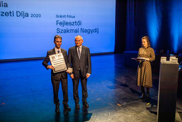 Kiss Gábor átveszi a Fejlesztői Szakmai Nagydíjat Kézdy Györgytől a MÉD 2020 díjátadó gáláján. Fotó: Gulyás Attila