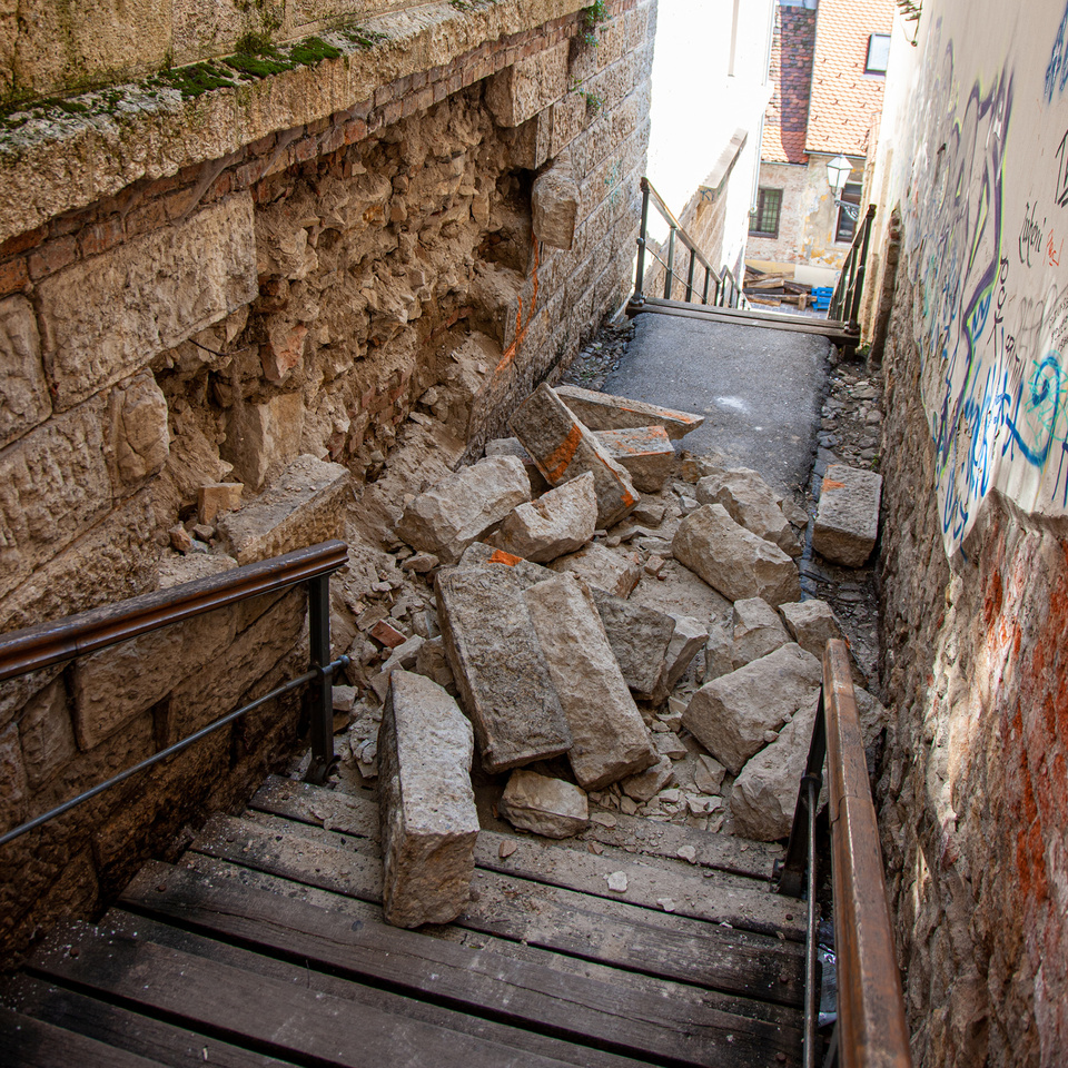 Kőlépcső a történeti belvárosban, a Radić és Tkalčić utca között. (Fotó: Paolo Mofardin, Művészettörténeti Kutatóintézet, Zágráb)