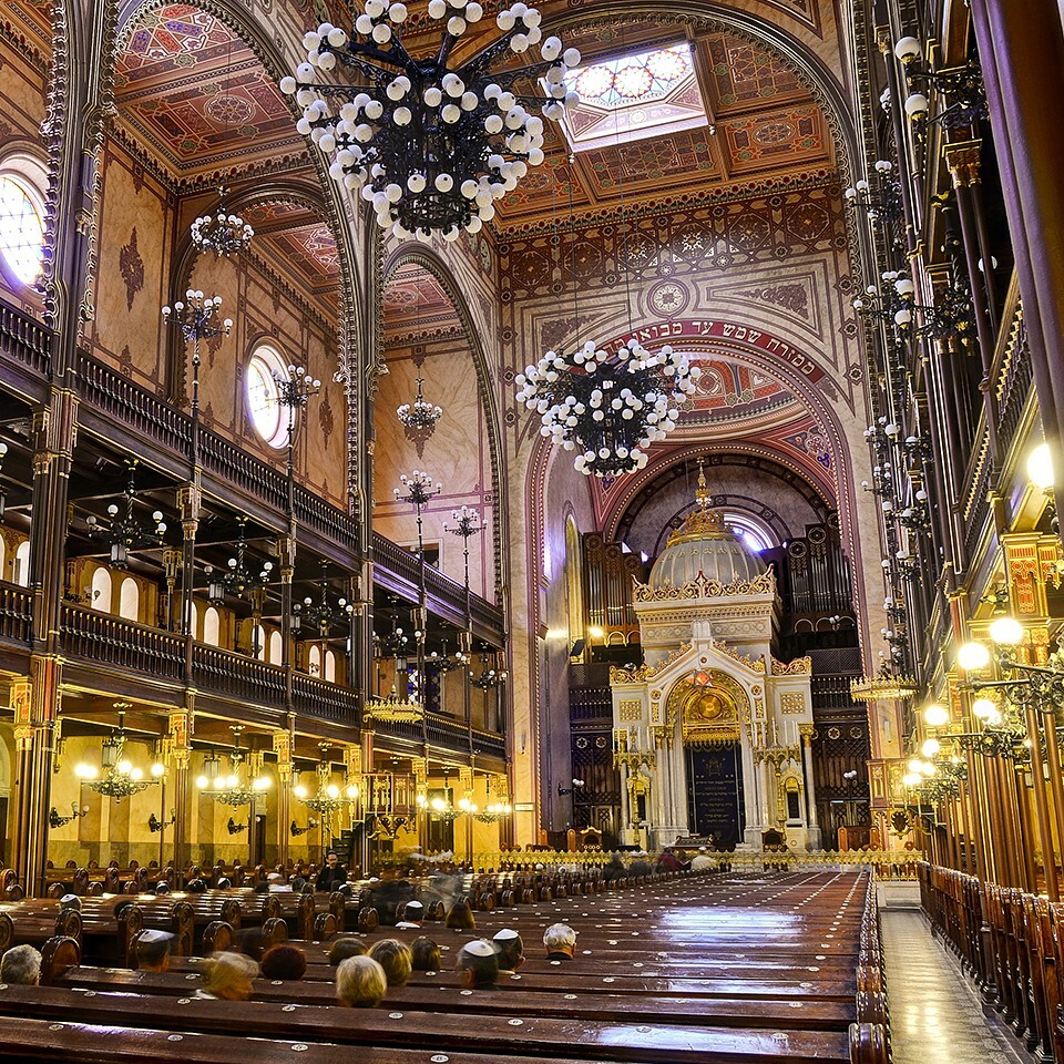 Budapest, Dohány utcai zsinagóga, tervező (belső szentély, díszítés, csillárok, belső ornamentika): Feszl Frigyes (a szerző felvétele)