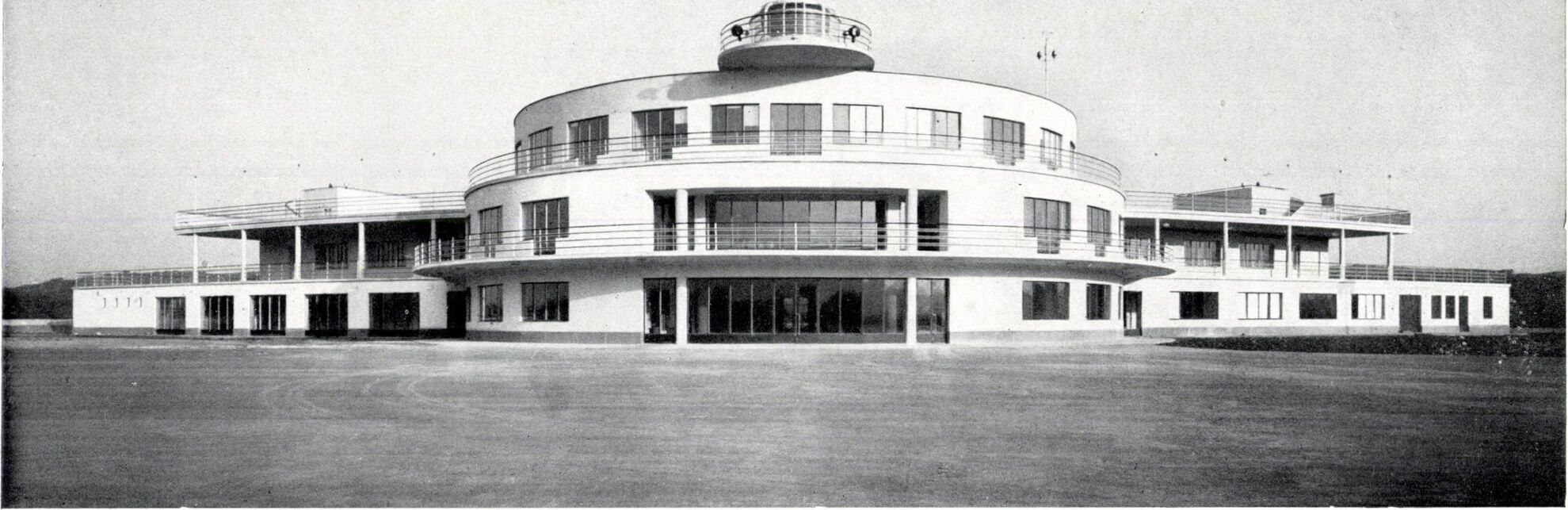 Budapest, Kőérberki út 36., Közforgalmi repülőtér 1937-ben, tervező: Bierbauer Virgil és Králik László (Tér és Forma, 1937/8., 213. o.)