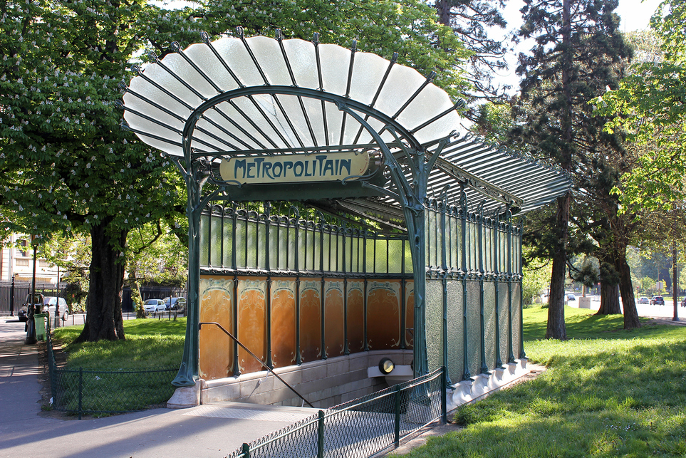 Hector Guimard egyik párizsi metrófeljárója. – Fotó: Wikipedia Commons