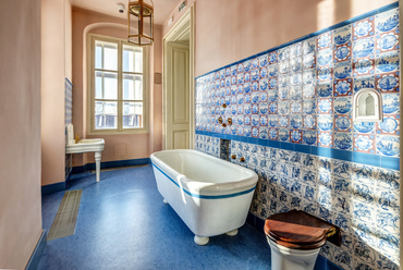 A nyugati oldal fürdője, az eredeti angol wc-vel. A falat kézzel festett holland csempe burkolja, amelynek lapjai között nem is találni két egyforma darabot.