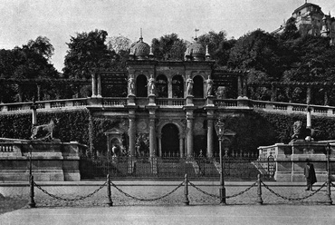 Az épületegyüttes főbejárata az Ybl Miklós tér felől 1910 körül. Forrás: Főváros Szabó Ervin Könyvtár, Budapest Gyűjtemény