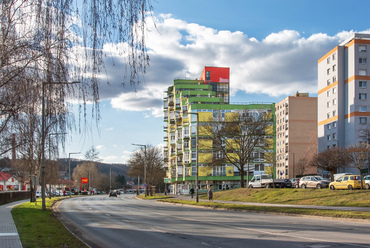 A lakások változatos alapterülettel és mérettel épültek meg, emellett földhivatal, üzletek és a város központi gyógyszertára is helyet kapott itt, az utóbbi ma is működik. 