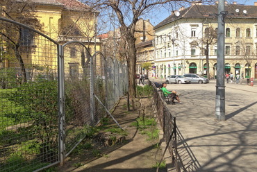 A tér keleti határát képező díszkerítés mögött leginkább 