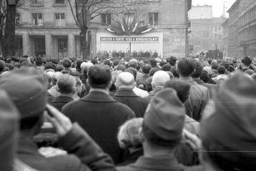 Az MSZMP nagygyűlése a párt Budapesti Bizottságának székháza előtt, 1957. március 29-én. Forrás: Fortepan/Berkó Pál
