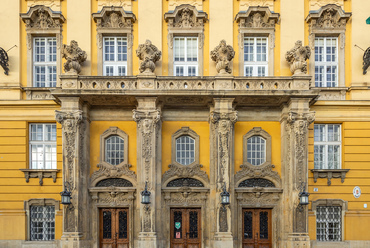 A Szent Imre Gimnázium főbejáratán jól megfigyelhető, hogy Wälder épületein a dekoráció gyakran az ablakok és ajtók köré koncentrálódik.