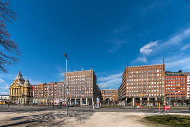 Wälder leghíresebb munkái közé tartozik a Madách tér koncepciója, melyet 1937-ben alkotott meg. Az épületegyüttes a Holitscher-házéval azonos stílusban épült.