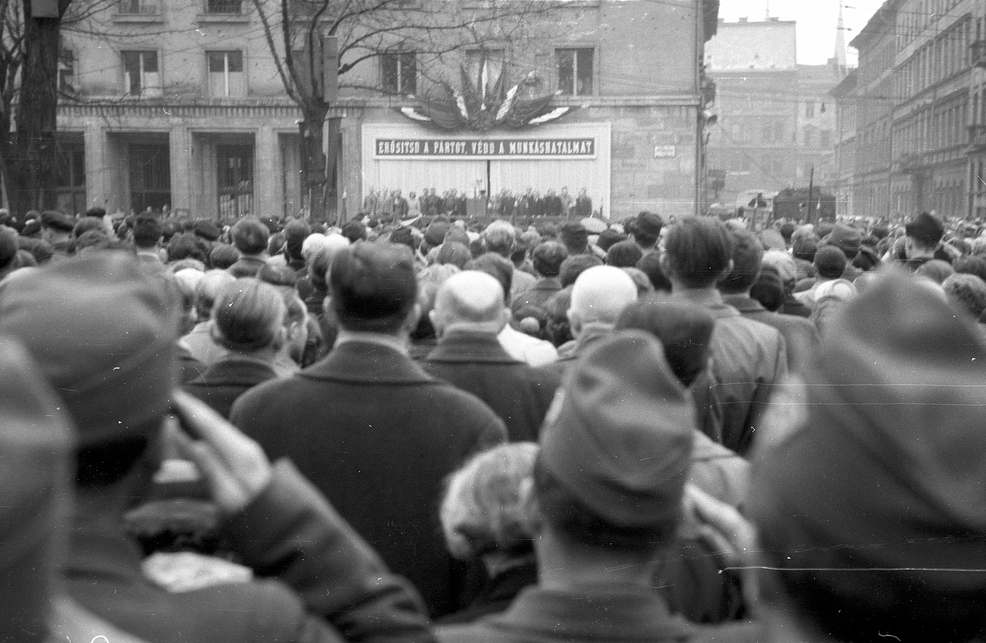 Az MSZMP nagygyűlése a párt Budapesti Bizottságának székháza előtt, 1957. március 29-én. Forrás: Fortepan/Berkó Pál