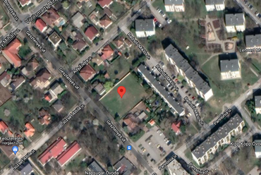 Pirossal jelölve az építkezés helye a műholdas felvételen. Forrás: Google Maps