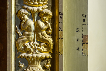 A királyi páholy oldalfalán most feltárulnak a régi korok rétegei. A legutóbbi, 1980-84-es felújítás során számos felületen a pasztell színek kerültek előtérbe, a jelenleg tervezett színvilág azonban visszatér az eredeti, élénkebb árnyalatokhoz.