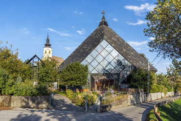 Az első, újonnan épült templomot még nem a városban, hanem Dunapentele falu félreeső utcájában találjuk. Terveit a budapesti farkasréti és külső-kelenföldi templomokat is jegyző Szabó István készítette, 1982-85 közt épült.