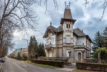 A Helikon park északi oldalát szegélyező Erzsébet Királyné Útjának házsorát szintén számos patináns épület díszíti.