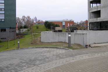 Ezekre a szükségszerű beton mellvédekre mondják, hogy majd a zöld eltakarja őket, a fák meg árnyékot vetnek a lehajtóra. Forrás: a Garten Studio archívuma