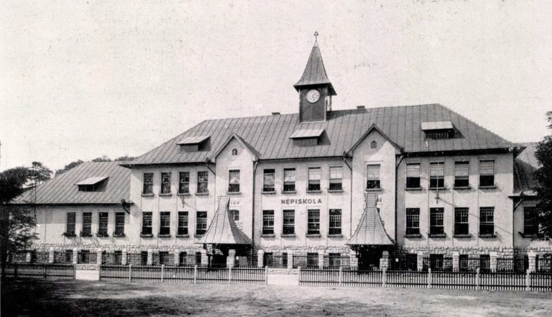 Salgótarján, bányatelepi népiskola 1929 körül, tervező: Marschalkó Béla (Magyar Építőművészet, 1929/11-12., 31. o.)