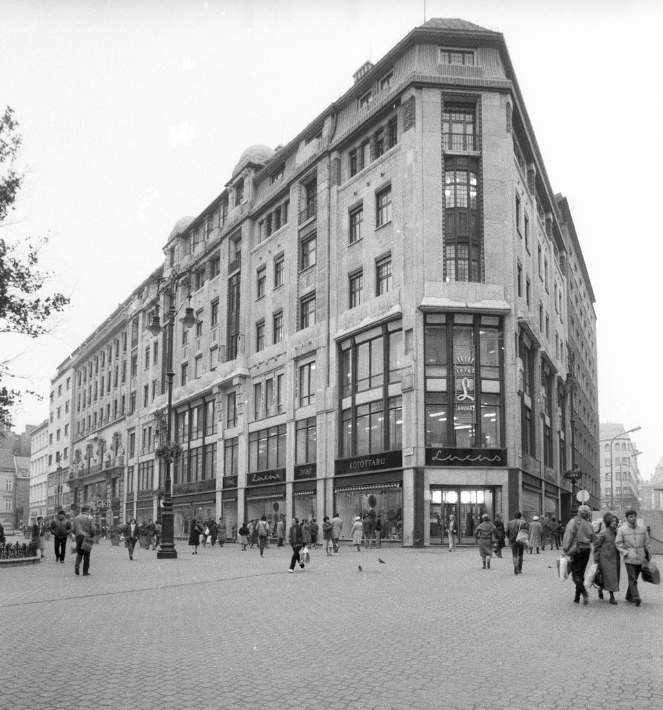 Budapest, Vörösmarty tér 3., 1986-ban, tervező: Korb Flóris és Giergl Kálmán (Fortepan/Erdei Katalin)