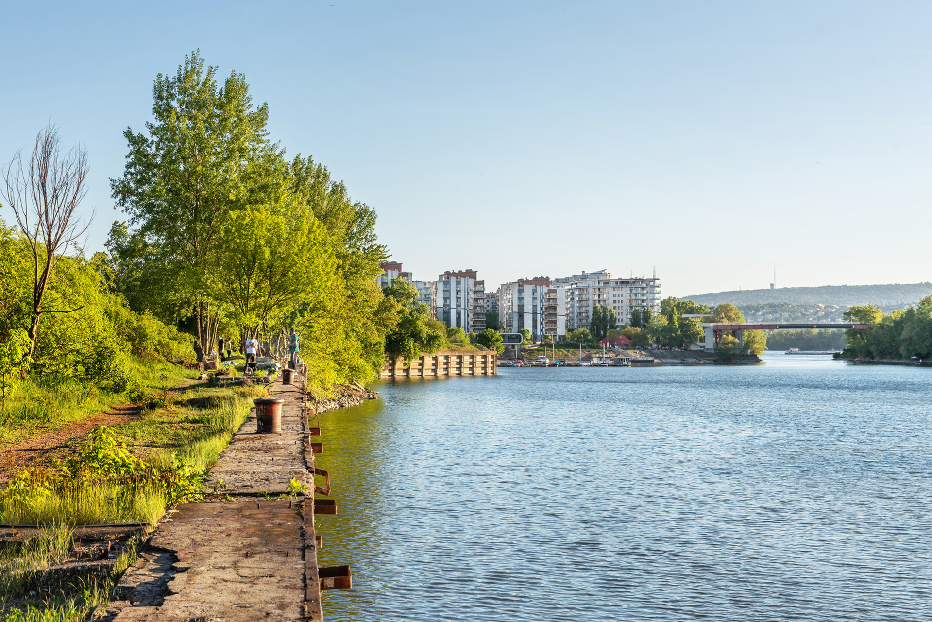 Egy Folyó Partjától 50 Méterre áll Egy épület