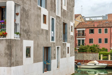 A ház Velence egyik híres kortárs beavatkozása, nem érdemtelenül. A szabályozásban előírt nyeregtetőt eltakaró falak, szabálytalan kiosztású, keretezett nyílásaikkal jól illeszkednek a környező városképbe, de egyértelműen új formanyelvet képviselnek. 