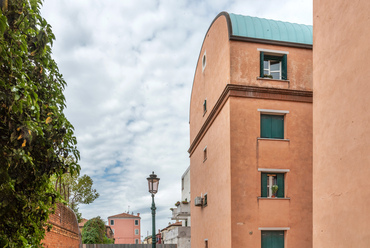 Aldo Rossi házai színükből és formájukból adódóan egy fokkal barátságosabbak, de ezek sem tesznek semmilyen érdemleges kísérletet a lakókörülmények javítására és a teljes értékű lakozás megteremtésére. 