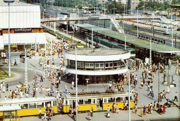 Örs vezér tere egy archív fotón, középpontban a Gombával. Forrás: Huszár István-Bassa Endre-Fábri Magda: 30 év krónikája 1956-1986. Kossuth Könyvkiadó, Budapest, 1986, 155. oldal