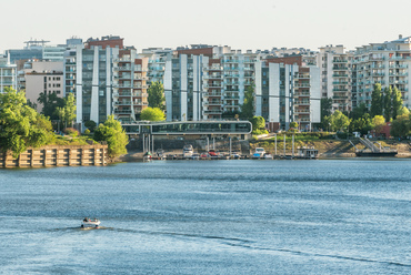 A sűrűn beépített terület északi széle, a 2007-ben elkészült Prestige Towers lakóparkkal és a Melba Étteremmel.