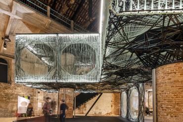 Az egyik leglátványosabb installáció a Maison Fibre nevet viseli. A furcsa konstrukció különböző üveg- és szénszálakból font panelekből épül fel. 