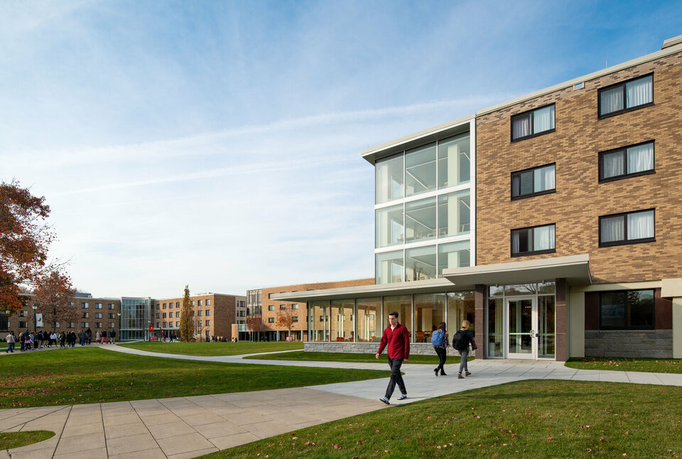 A Farfield Egyetem Campion Hall dormitóriuma. Építész: Fletcher & Thompson, 1964. Felújítás: Graham Hebel Architects, 201. (Forrás: Graham Hebel Architects)