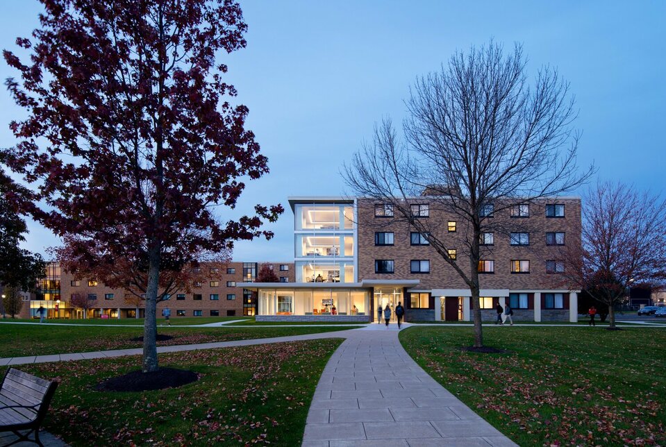 A Farfield Egyetem Campion Hall dormitóriuma. Építész: Fletcher & Thompson, 1964. Felújítás: Graham Hebel Architects, 201. (Forrás: Graham Hebel Architects)