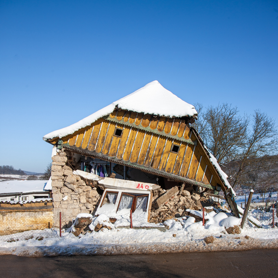 Tradicionális vernakuláris lakóépület a földrengést követően. (Fotó: Paolo Mofardin, Művészettörténeti Kutatóintézet, Zágráb)
