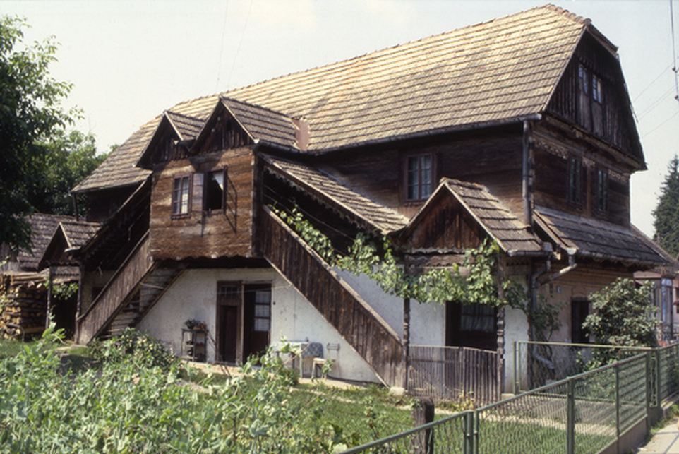 Banovinai, tradicionális vernakuláris lakóépület, 1988. (Fotó: http://balkanarchitecture.org/)