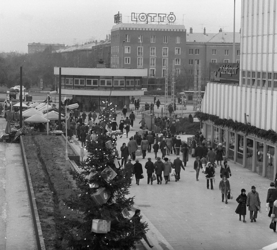 Örs vezér tere, jobbra a Sugár áruház 1983-ban. Fotó: Fortepan/Magyar Rendőr