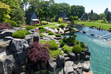 Zen Garden Resort Zánka. A képen jól látható a különleges hangulatú medence, és az azt körülvevő egzotikus növényvilág. Fotó: Paár Eszter Szilvia