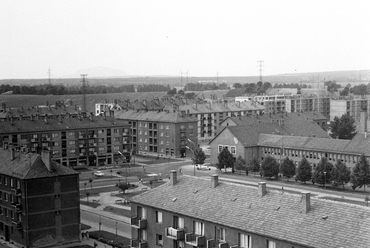 Szocreál lakótömbök a lakótelep főtere körül, a Frankel Leó utca mentén 1966-ban, háttérben az 1-es számú iskola / FORTEPAN - VATI – Lechner 