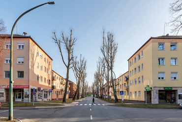 A szocreál lakótelep mai arca - tengelyes kompozíció a Móra ferenc utcán, a Frankel Leó utca mentén kialakított tér felől nézve / Gulyás Attila, epiteszforum.hu