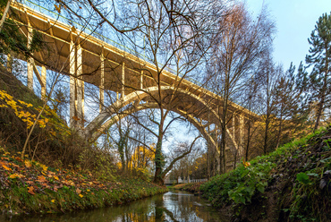 Az 1937-re elkészült vasbeton ív 37 méteres magasságban, 46 méteres nyílással hidalja át a Séd-patakot. A híd 2005 óta áll műemléki védelem alatt.