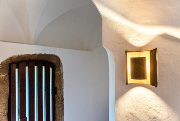 A lépcsőház egyik ajtaja és a vár jellegzetes belső világítása.