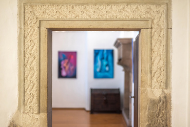 A képzőművészeti kiállításoknak otthont adó helységek az öregtorony és a kaputorony első emeletén, köztük reneszánsz ajtókeret, eredeti és rekonstruált kövekből.