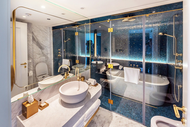A fürdőszobák a budapesti fürdők hangulatát árasztják. A márvány és a mozaikcsempe Olaszországból érkezett. 