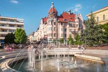 A felújított Dugonics tér dísze az Ungár-Mayer-palota, a Reök-palota méltó párja Magyar Ede alkotásai között.