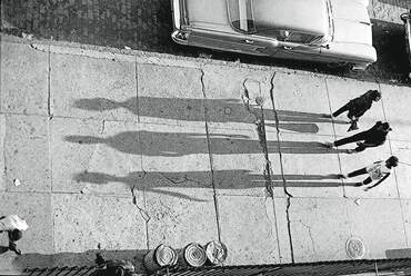 Shadows, New York (1961, silver gelatin print), by Adger Cowans. Forrás: https://sanfran.com/